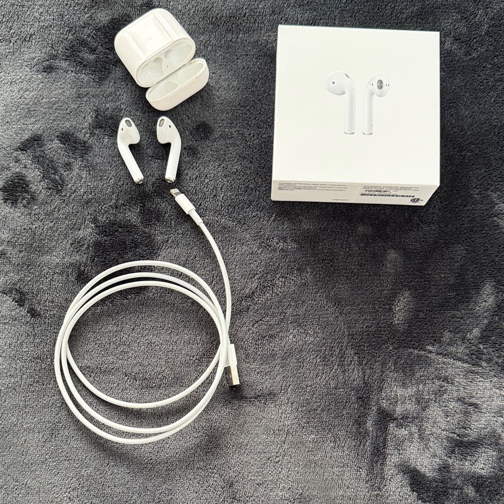 Apple AirPods 1st Gen with charging case an usb lightning cord